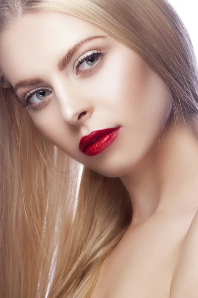 Porträtt Kvinna Med Moderna Röda Läppar Makeup — Stockfoto