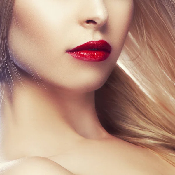 Gedeeltelijke Weergave Van Blonde Vrouw Met Rode Lippen Witte Achtergrond — Stockfoto