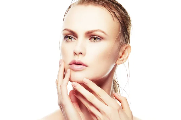 Retrato Mulher Jovem Com Maquiagem Natural Mãos Perto Rosto — Fotografia de Stock
