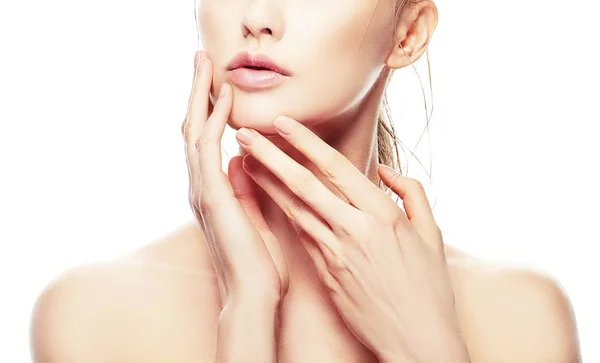 Vista Parcial Rosto Feminino Com Maquiagem Natural Mãos Perto Rosto — Fotografia de Stock