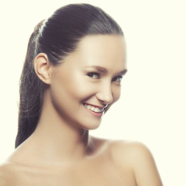 Beyaz arka plan üzerinde izole doğal makyaj ile genç gülümseyen kadın portresi