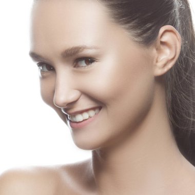 Beyaz arka plan üzerinde izole doğal makyaj ile genç gülümseyen kadın portresi