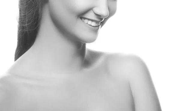 Teilansicht Des Lächelnden Frauenporträts Auf Weißem Hintergrund — Stockfoto