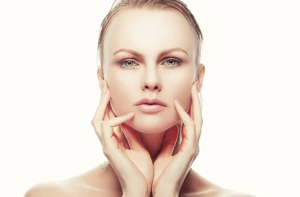 Retrato Mulher Jovem Com Maquiagem Natural Mãos Perto Rosto — Fotografia de Stock