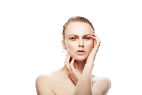 Porträtt Ung Kvinna Med Naturlig Makeup Och Händerna Nära Ansikte — Stockfoto
