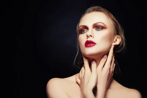 Retrato Mulher Jovem Com Maquiagem Elegante Com Lábios Vermelhos — Fotografia de Stock