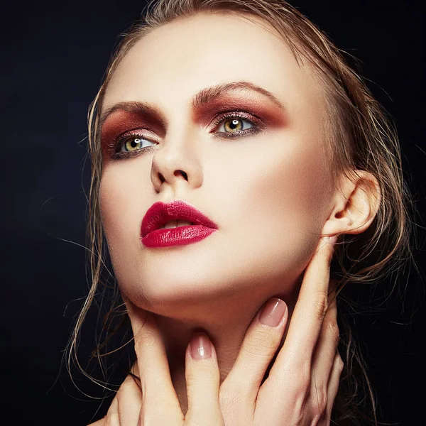 Retrato Mujer Joven Con Maquillaje Moda Con Labios Rojos — Foto de Stock