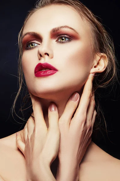Retrato Mulher Jovem Com Maquiagem Elegante Com Lábios Vermelhos — Fotografia de Stock