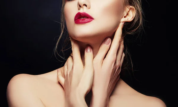 Gedeeltelijke Weergave Van Vrouwelijke Gezicht Met Rode Lippen — Stockfoto
