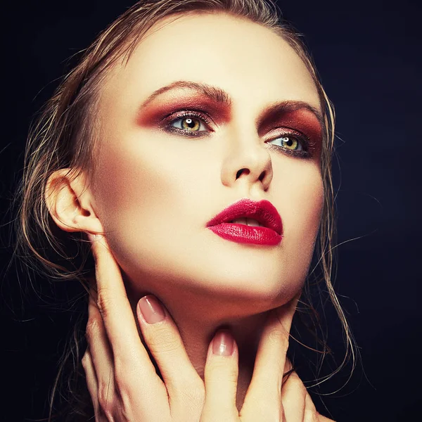 Πορτρέτο Της Νεαρής Γυναίκας Μόδας Μακιγιάζ Κόκκινα Χείλη — Φωτογραφία Αρχείου