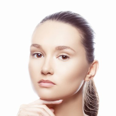 Beyaz arka plan üzerinde doğal makyaj ile genç kadın portresi