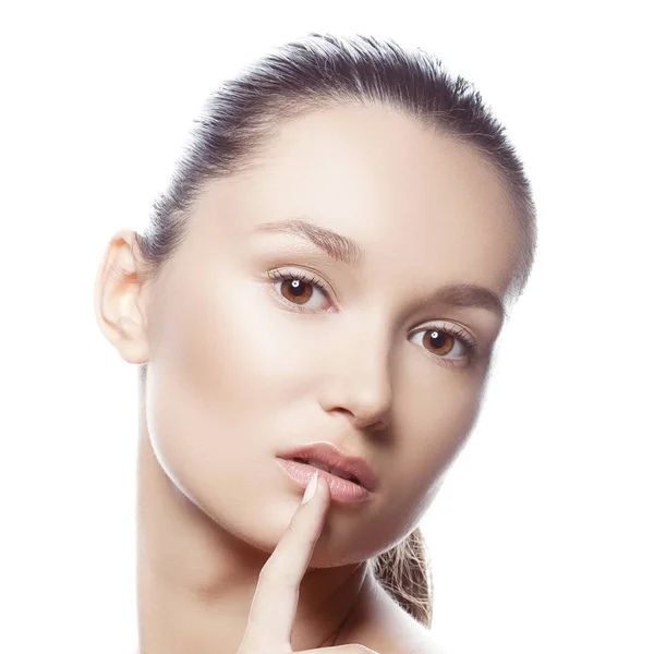 Retrato Mujer Joven Con Maquillaje Natural Sobre Fondo Blanco —  Fotos de Stock