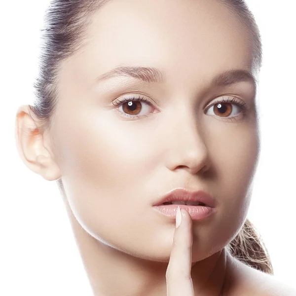 Retrato Mujer Joven Con Maquillaje Natural Sobre Fondo Blanco —  Fotos de Stock