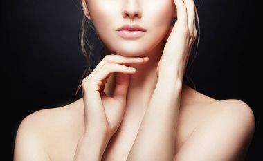 Işık ile kadın yüzü kısmi görünümünü gülümse