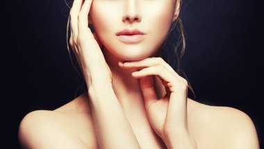 Işık ile kadın yüzü kısmi görünümünü gülümse