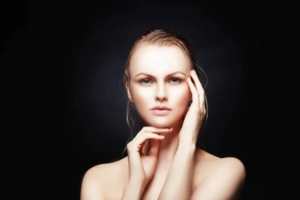 Retrato Mulher Jovem Com Maquiagem Natural Mãos Perto Rosto — Fotografia de Stock