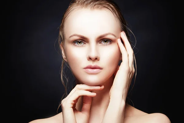 Retrato Mujer Joven Con Maquillaje Natural Manos Cerca Cara — Foto de Stock