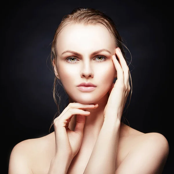 Retrato Mujer Joven Con Maquillaje Natural Manos Cerca Cara — Foto de Stock