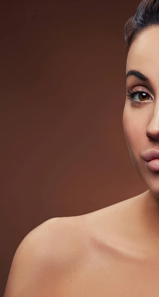 Media Cara Mujer Morena Con Maquillaje Natural Sobre Fondo Oscuro — Foto de Stock