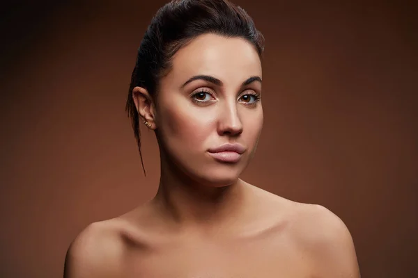 Retrato Mujer Morena Con Maquillaje Natural Sobre Fondo Oscuro — Foto de Stock