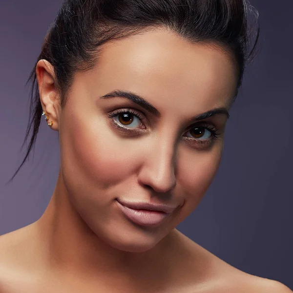 Retrato Mujer Morena Con Maquillaje Natural Sobre Fondo Oscuro —  Fotos de Stock
