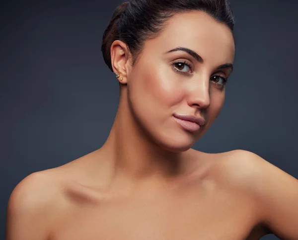 Retrato Mujer Morena Con Maquillaje Natural Sobre Fondo Oscuro — Foto de Stock