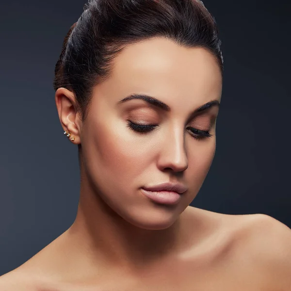 Retrato Mujer Morena Con Maquillaje Natural Sobre Fondo Oscuro — Foto de Stock