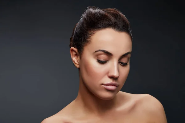Retrato Mujer Morena Con Maquillaje Natural Sobre Fondo Oscuro — Foto de Stock