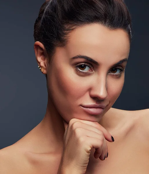 Retrato Mujer Morena Con Maquillaje Natural Sobre Fondo Oscuro —  Fotos de Stock