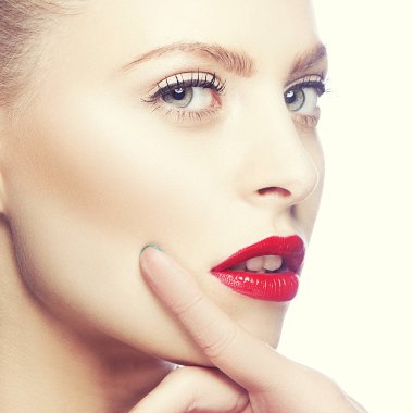 Kırmızı dudaklar ve mavi oje ile kadın portresi
