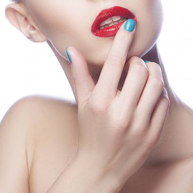 Kırmızı dudaklar ve mavi oje ile kadın portresi kısmi görünümü