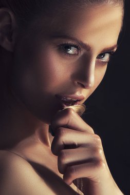 Genç model siyah arka plan üzerine doğal makyaj ile portresi