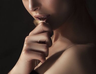 Doğal makyaj ile genç modelin kısmi görünümünü siyah arka plan üzerine