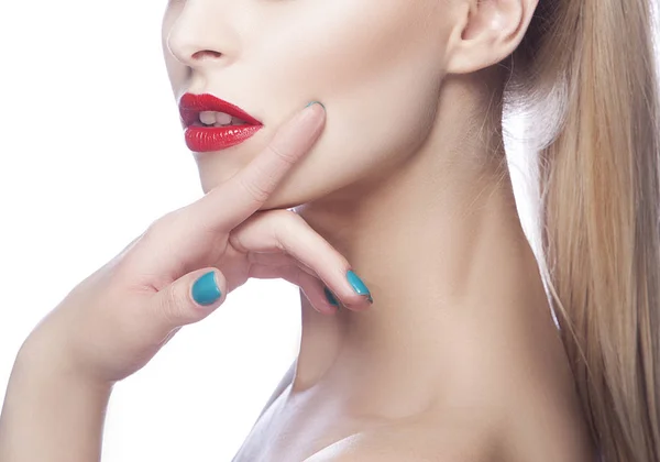 Vue Partielle Portrait Femme Avec Lèvres Rouges Vernis Ongles Bleu — Photo