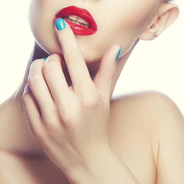 赤い唇と青の爪のポーランド語の女性の肖像画の部分的なビュー — ストック写真