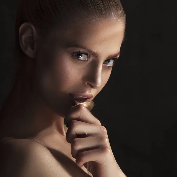 Retrato Modelo Joven Con Maquillaje Natural Sobre Fondo Negro —  Fotos de Stock