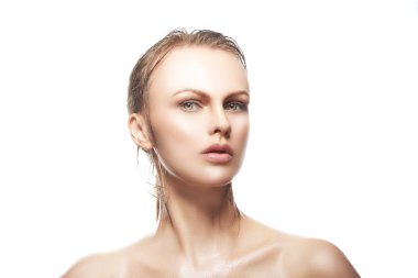 Doğal makyaj beyaz arka plan üzerinde izole olan kadın portresi