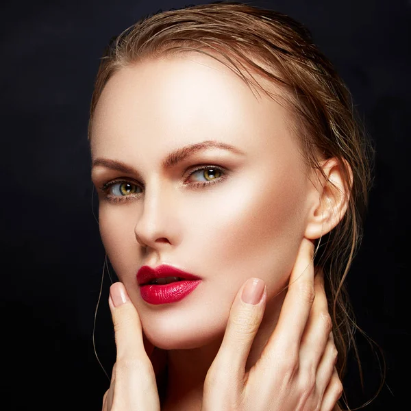 黒の背景に赤い唇でファッショナブルな化粧を持つ若い女性の肖像画 — ストック写真