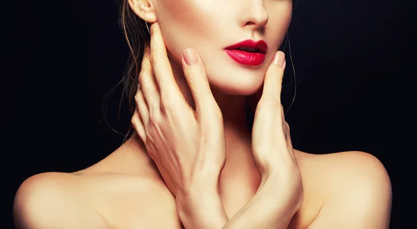Gedeeltelijke Weergave Van Vrouwelijke Gezicht Met Rode Lippen Handen Buurt — Stockfoto