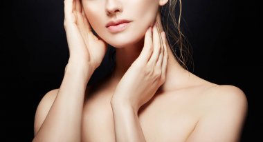 Doğal makyaj ile kadın yüzü kısmi görünümünü