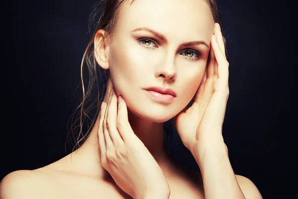 Portret Van Een Jonge Vrouw Met Natuurlijke Make Handen Buurt — Stockfoto