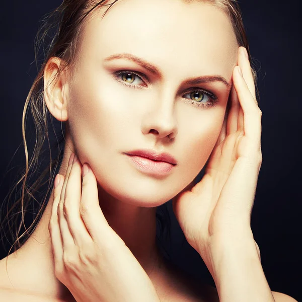 Portret Van Een Jonge Vrouw Met Natuurlijke Make Handen Buurt — Stockfoto