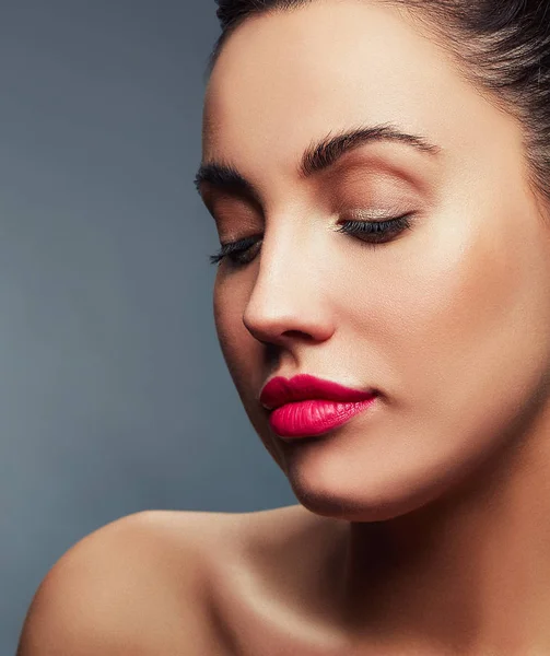 Porträt Einer Frau Mit Roten Lippen Make Auf Dunklem Hintergrund — Stockfoto