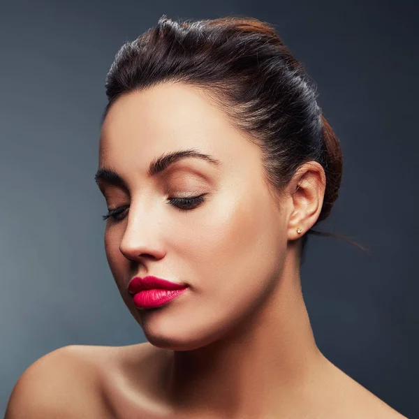 Retrato Mujer Con Maquillaje Labios Rojos Sobre Fondo Oscuro — Foto de Stock