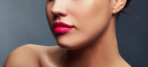 暗い背景に赤い唇メイクと女性の部分のビュー — ストック写真