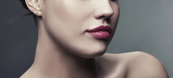 Vista Parziale Della Donna Con Labbra Rosse Trucco Sfondo Scuro — Foto Stock