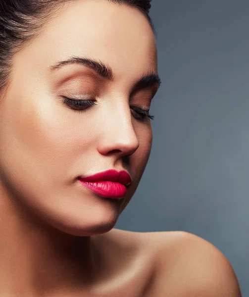 Porträt Einer Frau Mit Roten Lippen Make Auf Dunklem Hintergrund — Stockfoto