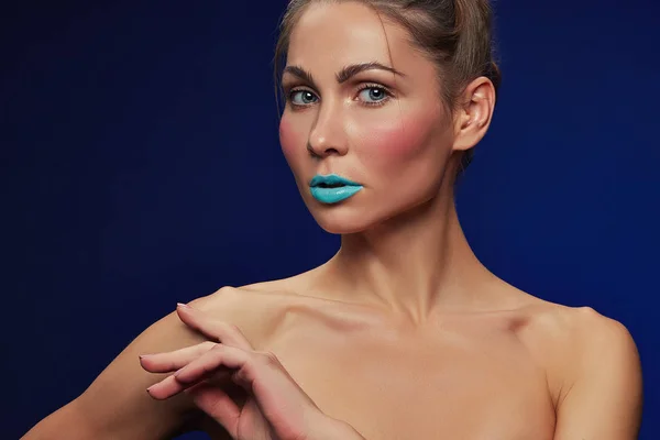 暗いバック グラウンドに青い唇を持つ女性の肖像画 — ストック写真