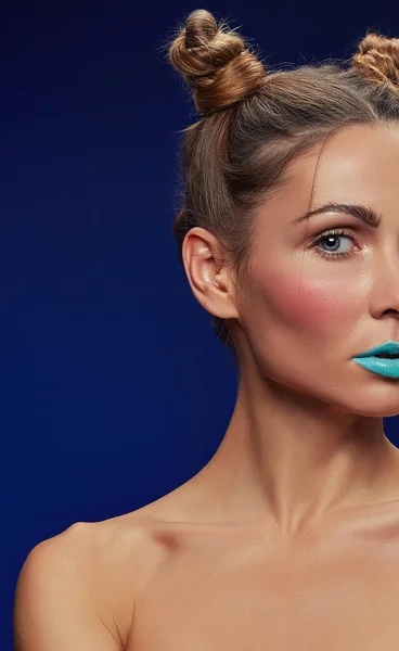 頭部および青い唇の角を持つ女性の肖像画 — ストック写真