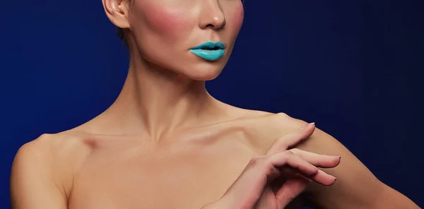 Kadın Mavi Dudaklı Kısmi Görünümünü Koyu Arka Plan Üzerinde — Stok fotoğraf